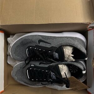 Nike Men's Black and White Knit Sneakers